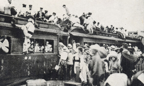 Những người tị nạn cố gắng leo lên tàu hỏa để bỏ trốn.